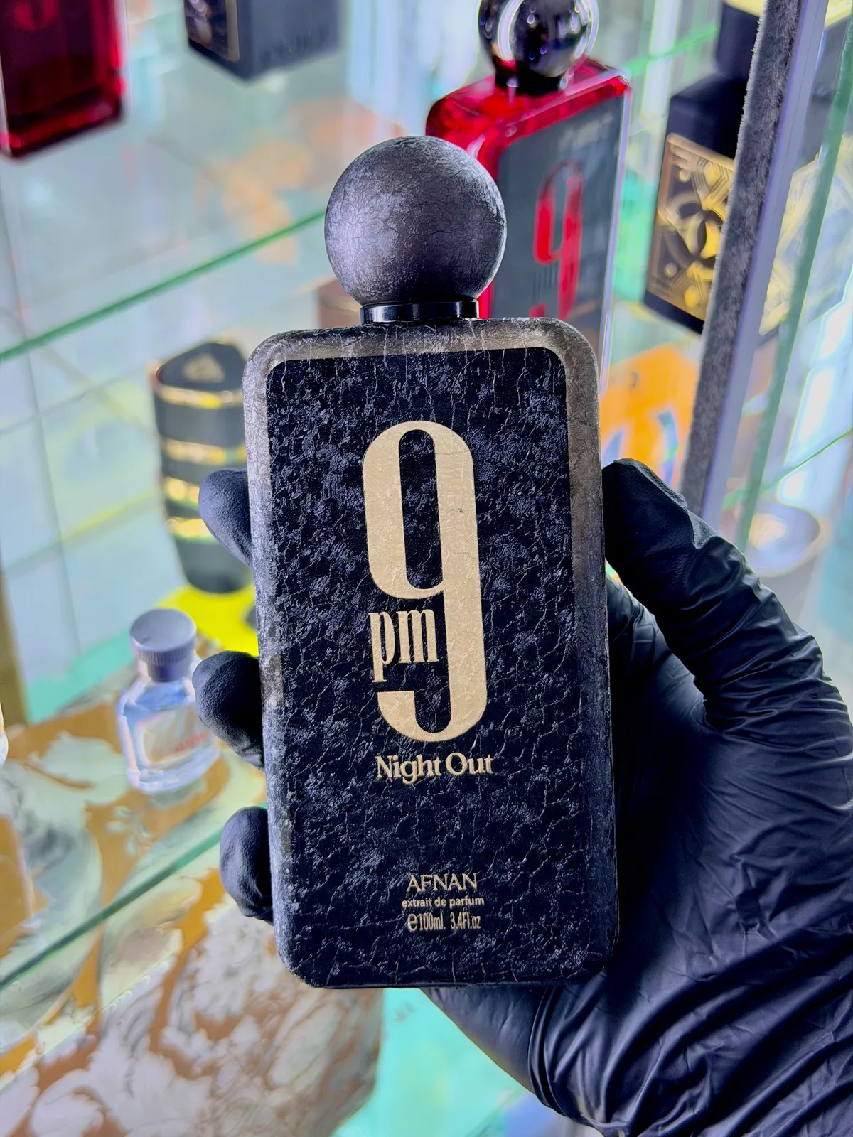 Un perfume original en la mano, en la tienda Auren Sens